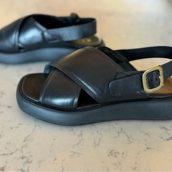 Tod’s black leather, crisscross sandal. Current to the brand. - Picture 4 of 9